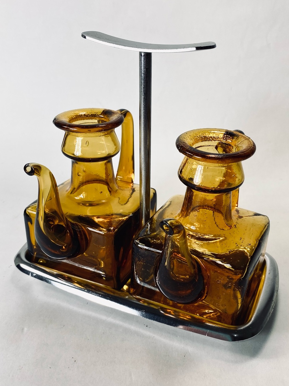 Vintage Mid-century Modern Amber Glass Oil Vinegar Cruet Set Chrome Metal Caddy